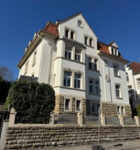 PF-Rod, Friedenstraße - Zwei Wohnungen in einer! 5-6-Zimmer-Denkmal-ETW mit Terrasse u. Gartenanteil 495.000 € Kaufpreis 2.878 €/m² 6 Zi. 172 m² Wohnfläche ca. Objekt-ID.: E-1339